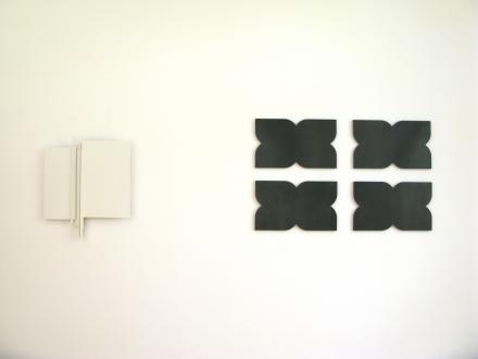 Fritz Meyer-Roland . Relief . 1986, Acryl auf Holz / Zink . 50 x 57 x 5 cm (links), Cecilia Vissers . four centuries black II, 2011 . heiß gewalzter Stahl . gewachst, 4-teilig . je 45 x 27 x 0.8 cm (rechts)