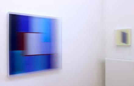 Christiane Grimm, Im tiefen Blau . 2020, Mischtechnik und Acrylglas, 80 x 80 x 10 cm, rechts: Saphir auf Gelb . 2020, Mischtechnik und Acrylglas, 31 x 31 x 8 cm
