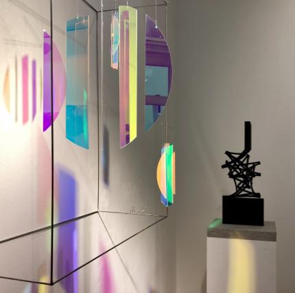 Rosali Schweizer, insieme, 2020, Acrylglas und V2A Draht, 75 x 75 x 25 cm, Detail in Seitenansicht, mit Thomas Röthel - Stahldrehung