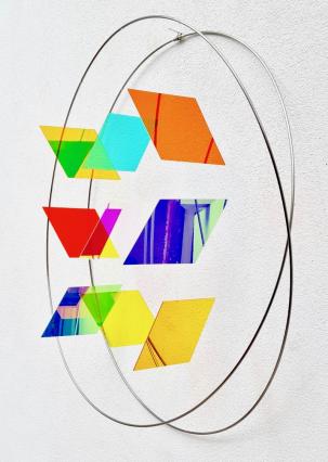 Rosali Schweizer, rhombus, 2023, Acrylglas und V2A Draht, ø 65 cm, T 20 cm