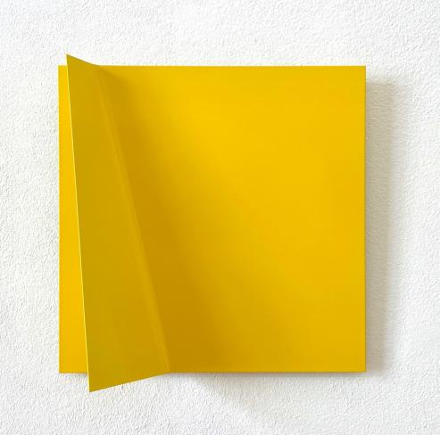 Dirk Rathke, Folder gelb, 2019, Lack auf Metall, 25 x 25 x 7 cm