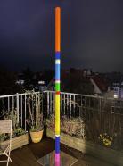 Nicholas Bodde, Stele 23-II, 2023, Lack auf Aluminium, 300 x 6 x 6 cm, nachts