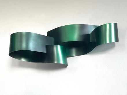 Hans Schüle, aus der Werkgruppe "Loops", 2023, Lack auf Alucomposit, 36 x 96 x 47 cm