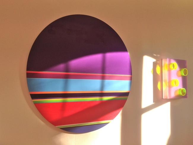 Nicholas Bodde, Nicholas Bodde, No. 1165 Circle, 2015, Öl und Acryl auf Aluminium, ø 150 cm und Regine Schumann, Telescope VIII (nachtleuchtend), 2009, Fluoreszierendes Acrylglas, 65 x 50 x 10 cm