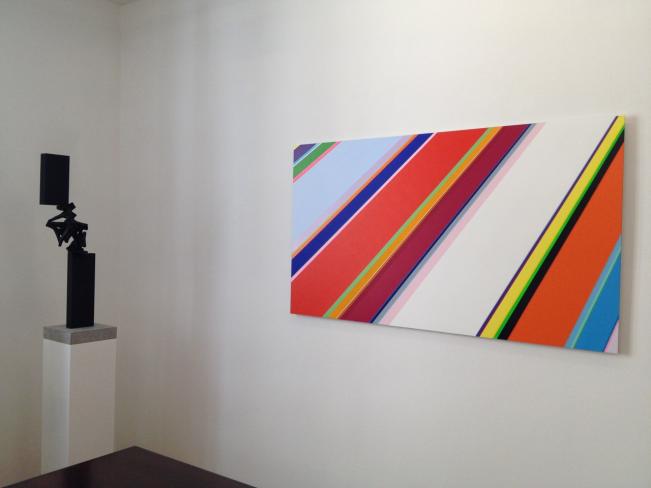 Nicholas Bodde, No. 1097 Horizontal dyn., 2015, Öl und Acryl auf Aluminium, 70 x 125 cm, Ausstellungsansicht mit Thomas Röthel