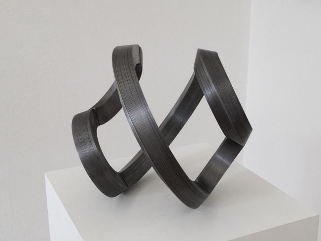 Robert Krainhöfner, Vierkantkugel, 2015, Stahl, ∅ 22 cm, Aufstellvariante